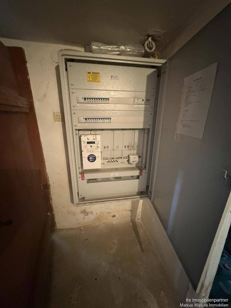 Kellerraum mit Sicherungskasten und Betonboden, der die Haustechnik beherbergt.
