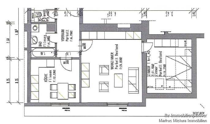 Grundriss der Wohnung mit Wohnzimmer, Küche, Bad und einem weiteren Zimmer, inklusive Maßen.