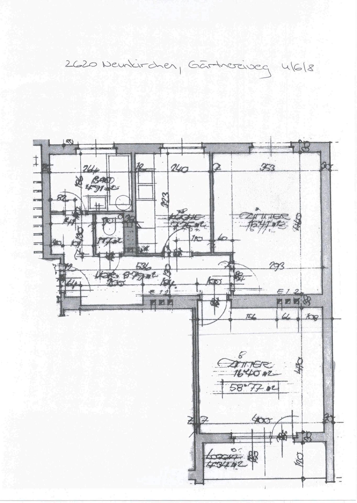 Handgezeichneter Grundriss einer Wohnung mit zwei Zimmern, Bad und Loggia.