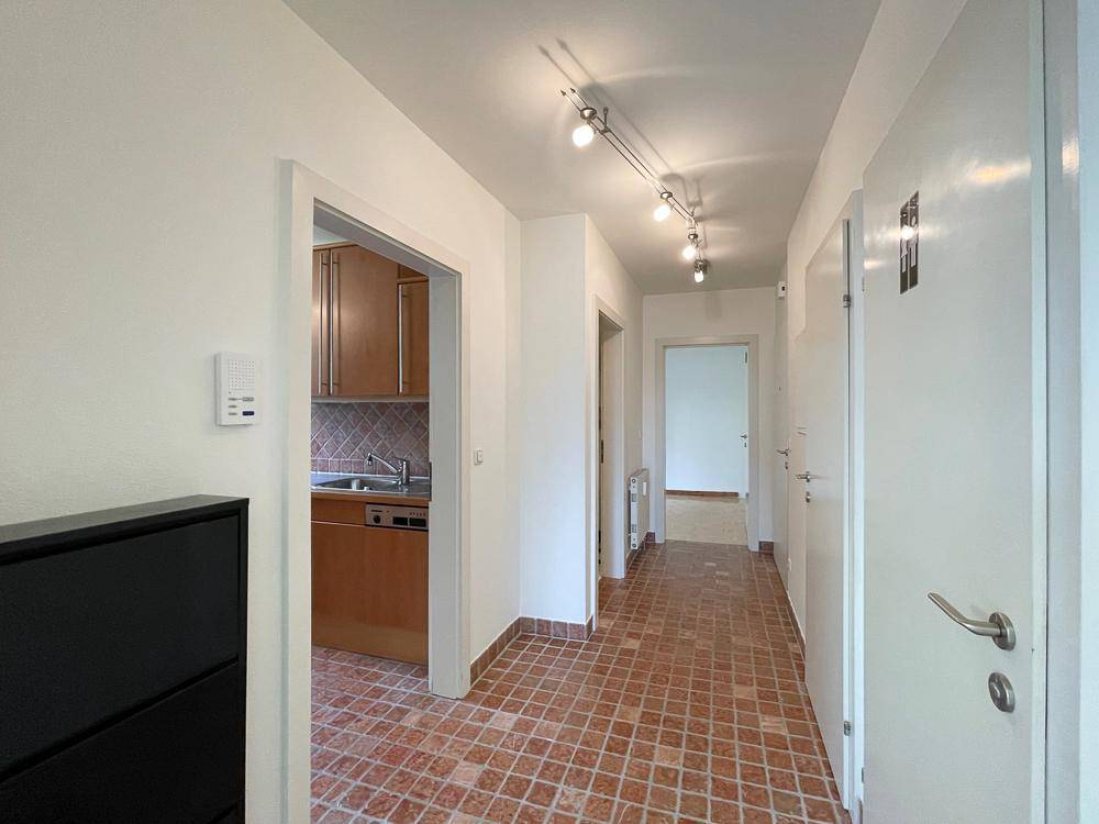 Helle 2 Zi.-Wohnung mit überdachter Terrasse und TG-Stellplatz - Widok 4