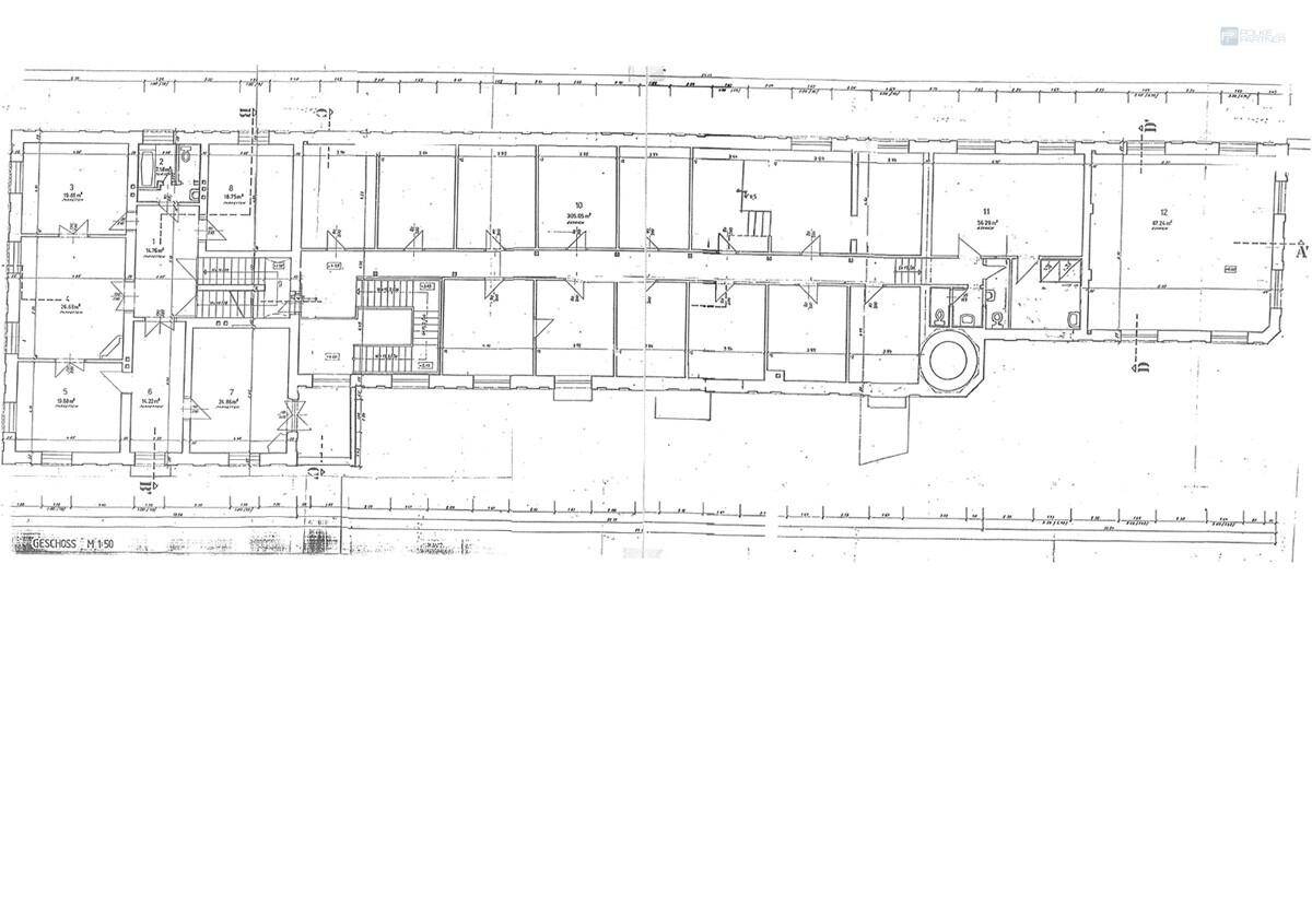Grundrissplan eines Gebäudes mit zahlreichen Räumen und funktionaler Aufteilung.