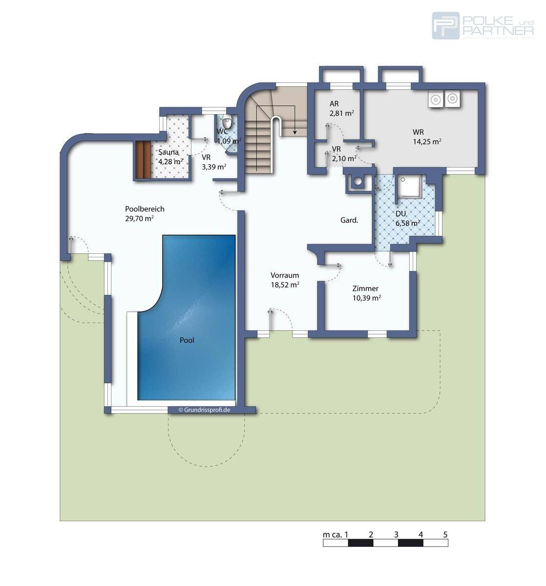Grundriss des Erdgeschosses mit Poolbereich, Sauna und weiteren Zimmern.