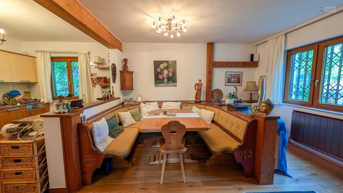 Rustikale Wohnküche mit Eckbank, Holztisch und traditionellen Elementen.