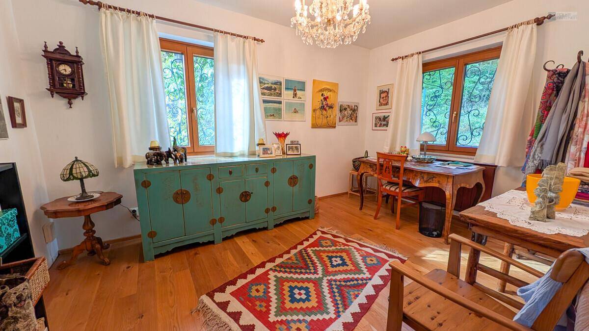 Vielseitiger Raum mit Holzboden, Schreibtisch und farbenfroher Dekoration.