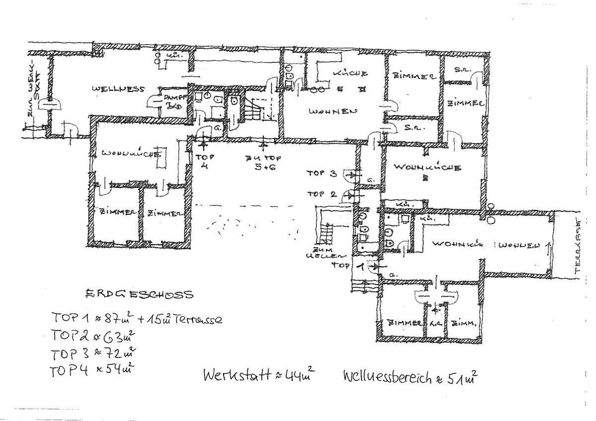 Handgezeichneter Grundriss des Erdgeschosses mit verschiedenen Wohn- und Wellnessbereichen.