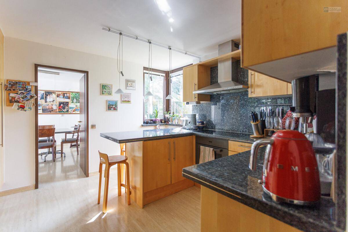 1170 AM HEUBERG: GROßZÜGIGER FAMILIENWOHNSITZ MIT INDOORPOOL, WELLNESS, GARTEN &amp; WIEN-BLICK – další