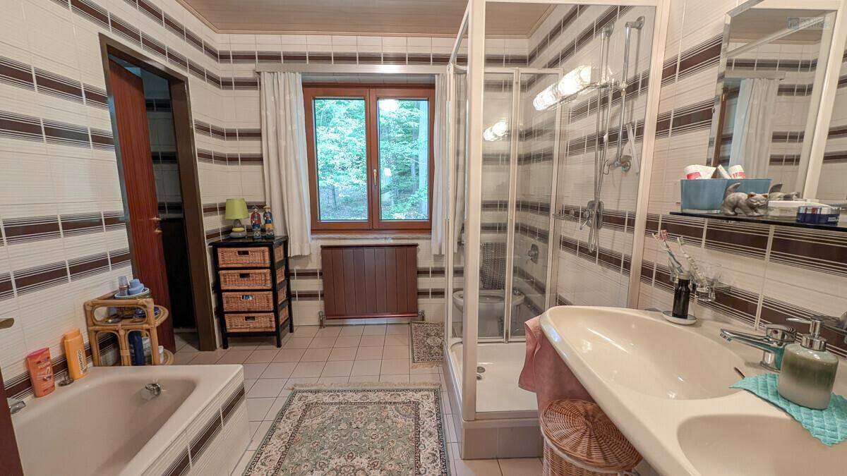 Badezimmer mit separatem WC
