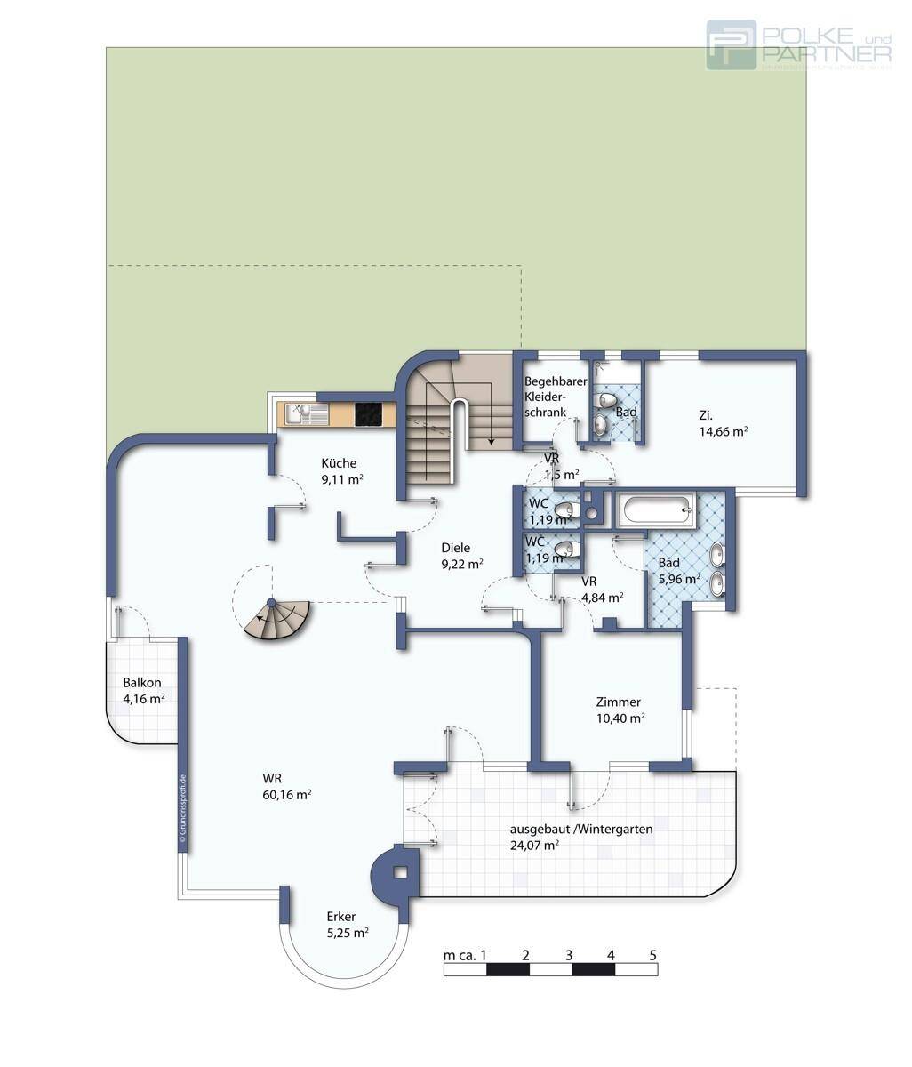 Grundriss des Obergeschosses mit Küche, Wohnbereich, Bädern und Balkon.