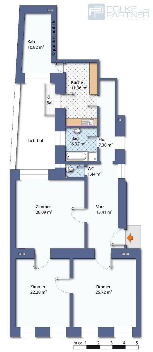 Detaillierter Grundriss einer Wohnung mit mehreren Zimmern, separater Küche, Bad, WC und kleinem Balkon.