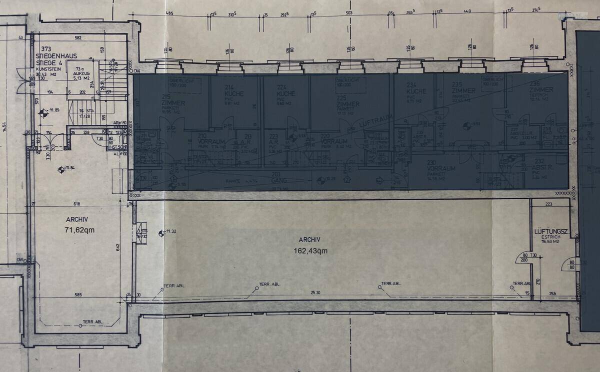 Detaillierter Grundrissplan mit mehreren Räumen, einem Treppenhaus und Archivflächen, der die Aufteilung des Gebäudes zeigt.