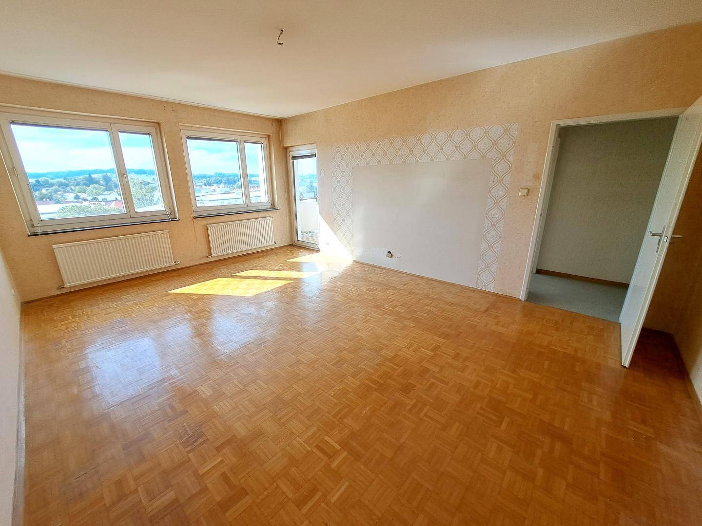 großes Wohnzimmer mit Balkon