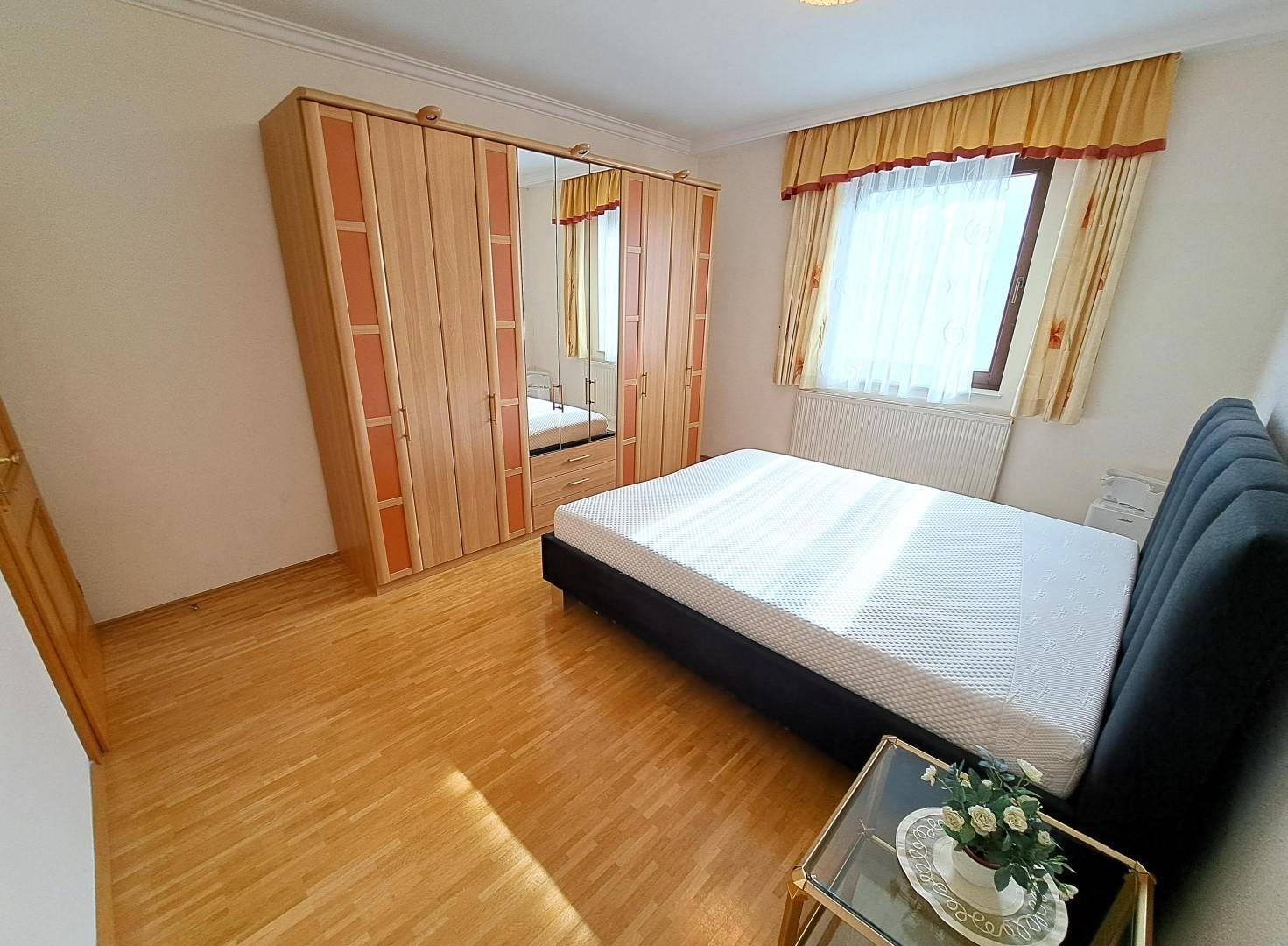 geräumiges Schlafzimmer