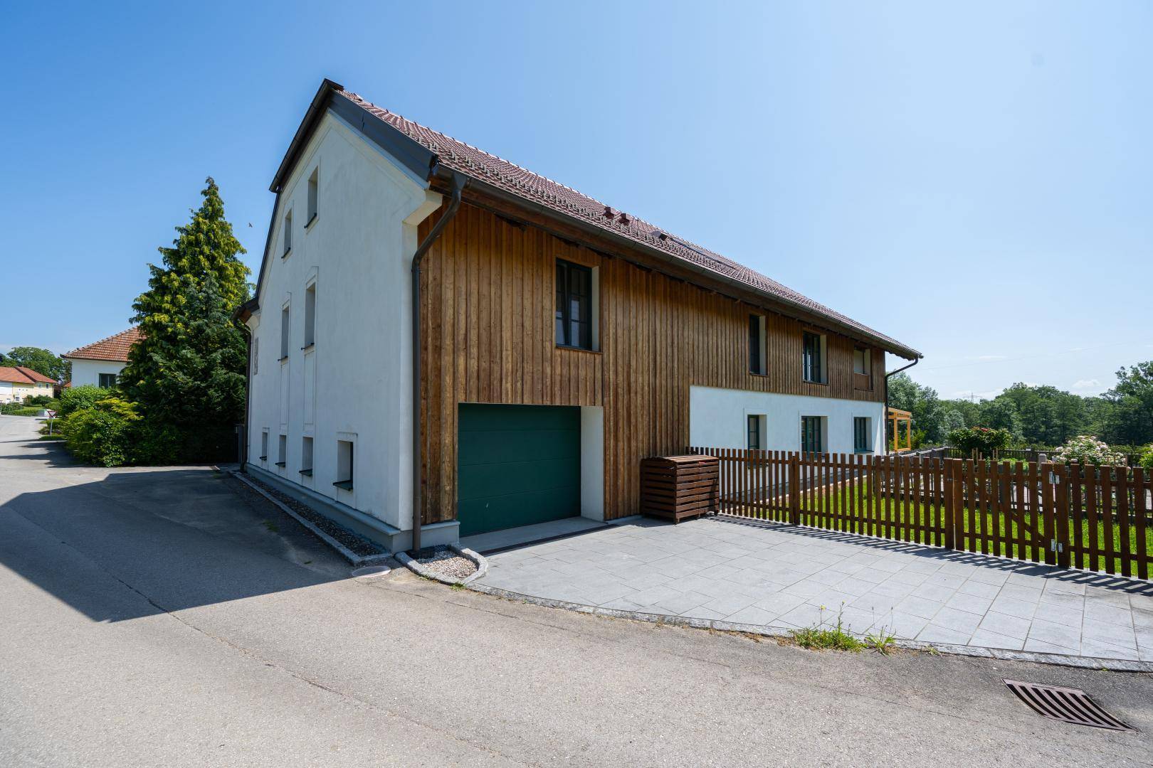 Wohngebäude mit Garage im Hausverbund