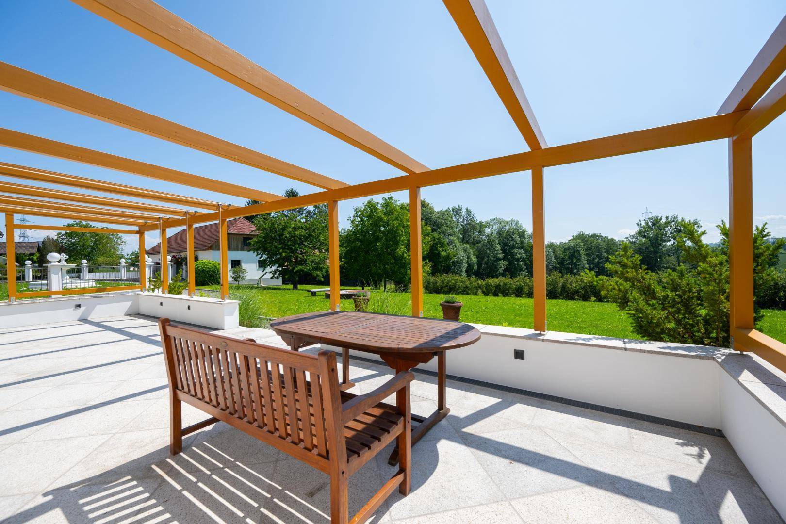 Terrasse mit Blick in unverbaubares Grünland