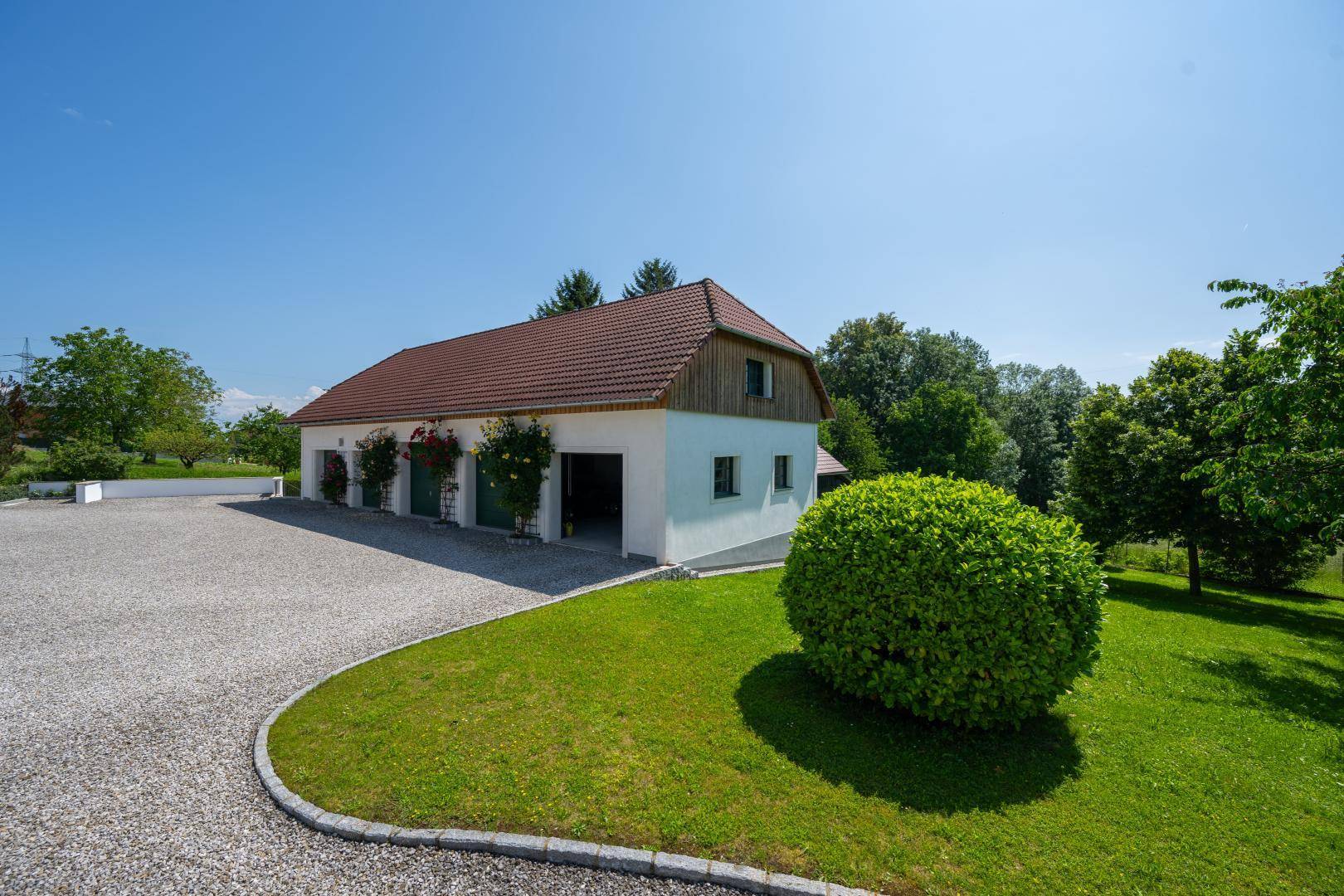 Garage mit 5 funkgesteuerten Toren