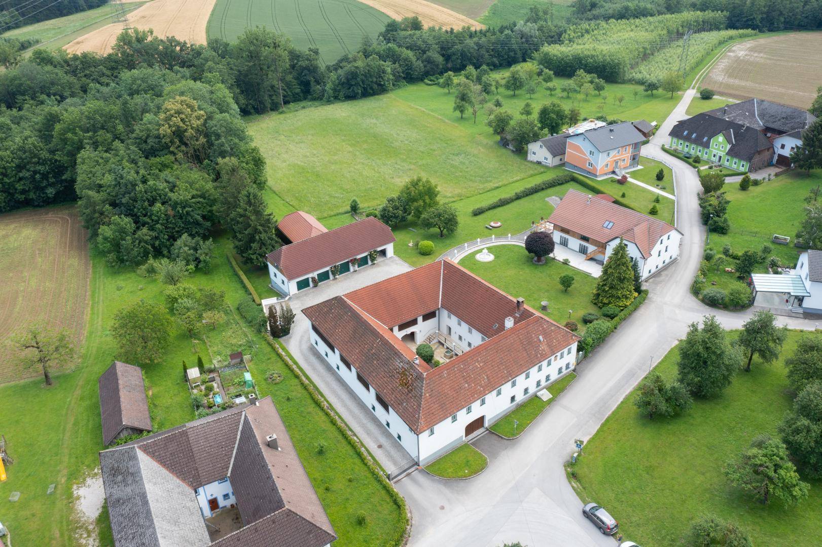 Vierkanthof, Wohngebäude, Garage, Holzhütte