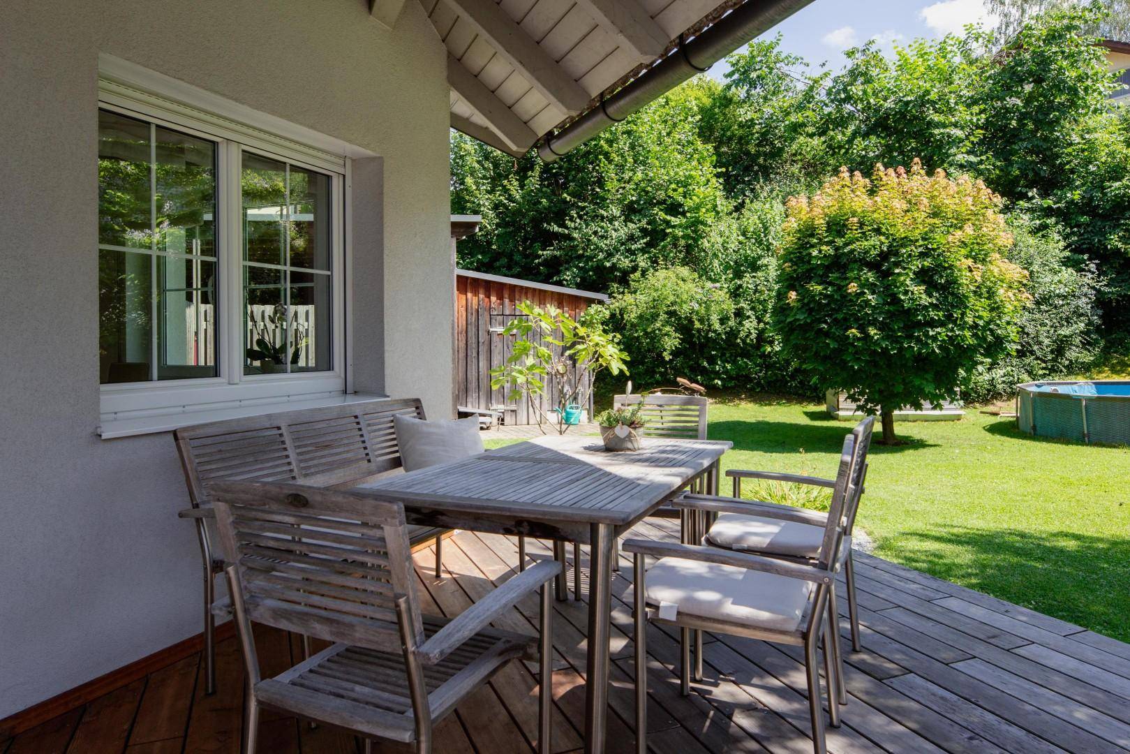 Terrasse mit Blick in den Garten