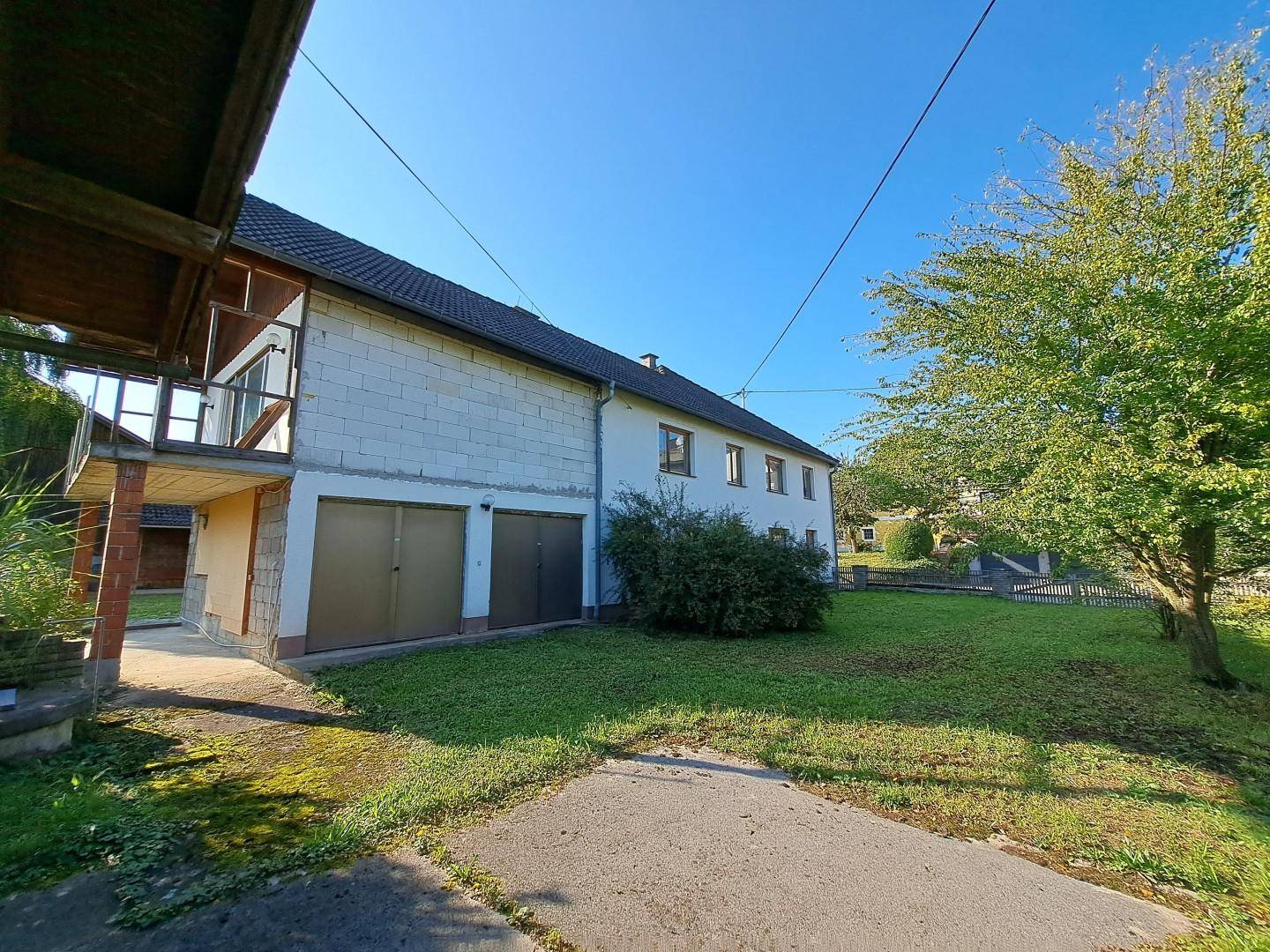 Ostseite mit Garten und Garage