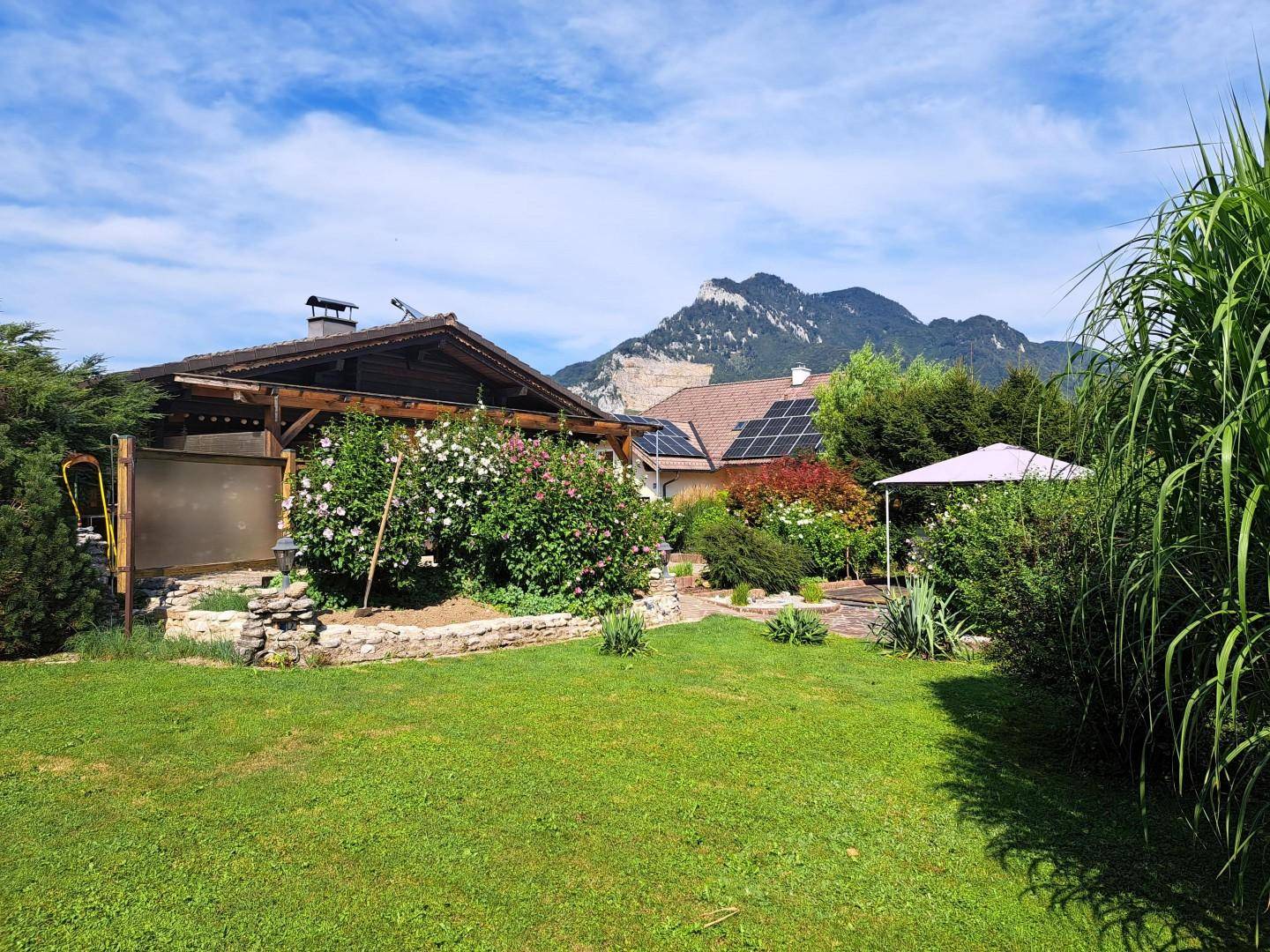 Blockhaus mit großem Garten