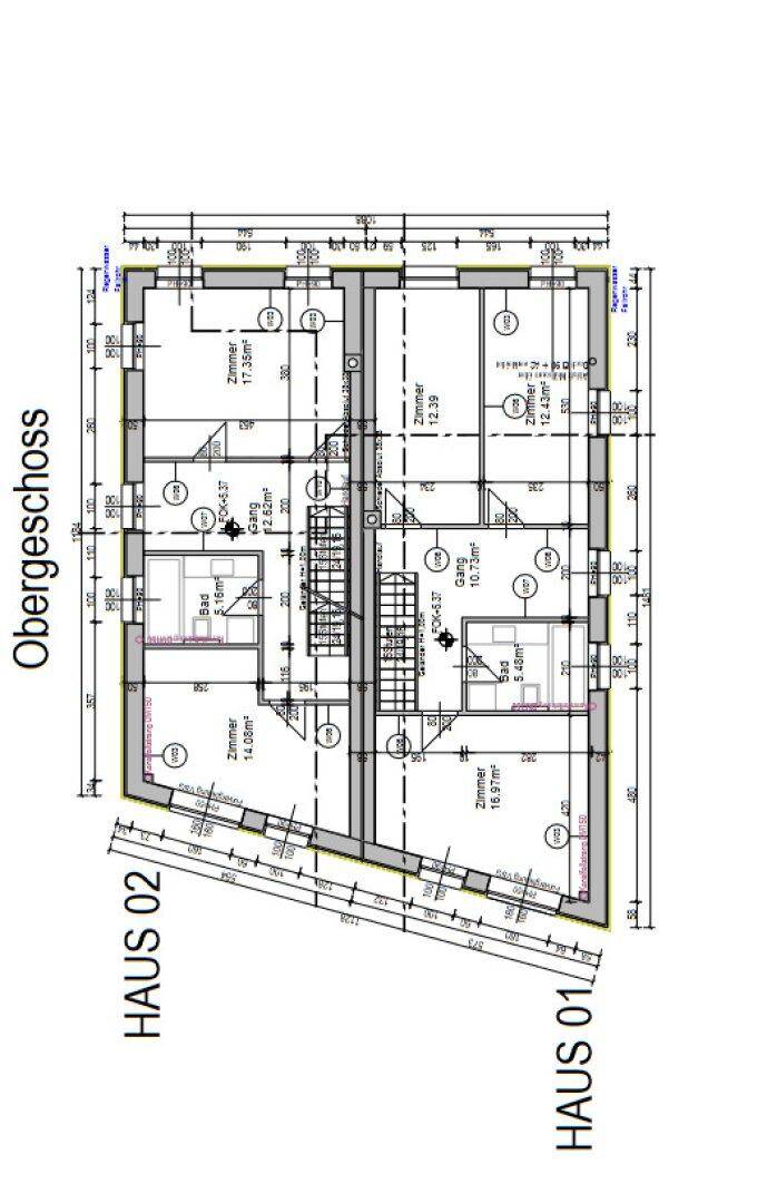 Technischer Grundriss des Obergeschosses von zwei Häusern mit Zimmern und Bädern.