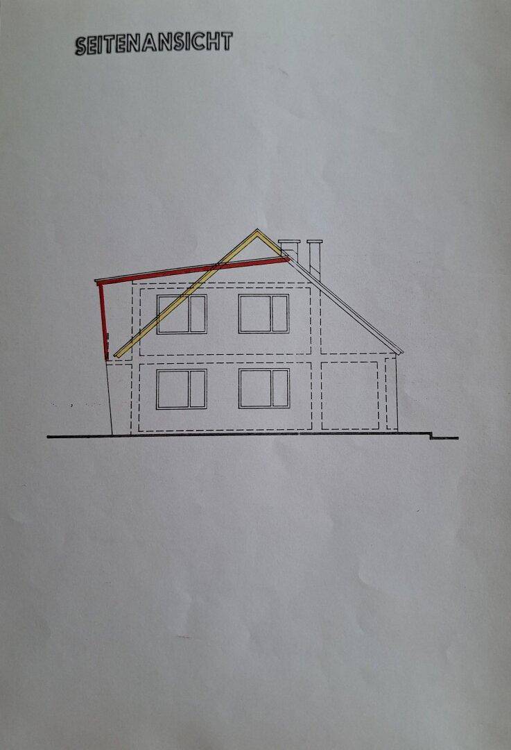 Seitenansicht des Hauses mit Fenstern und der Dachform.