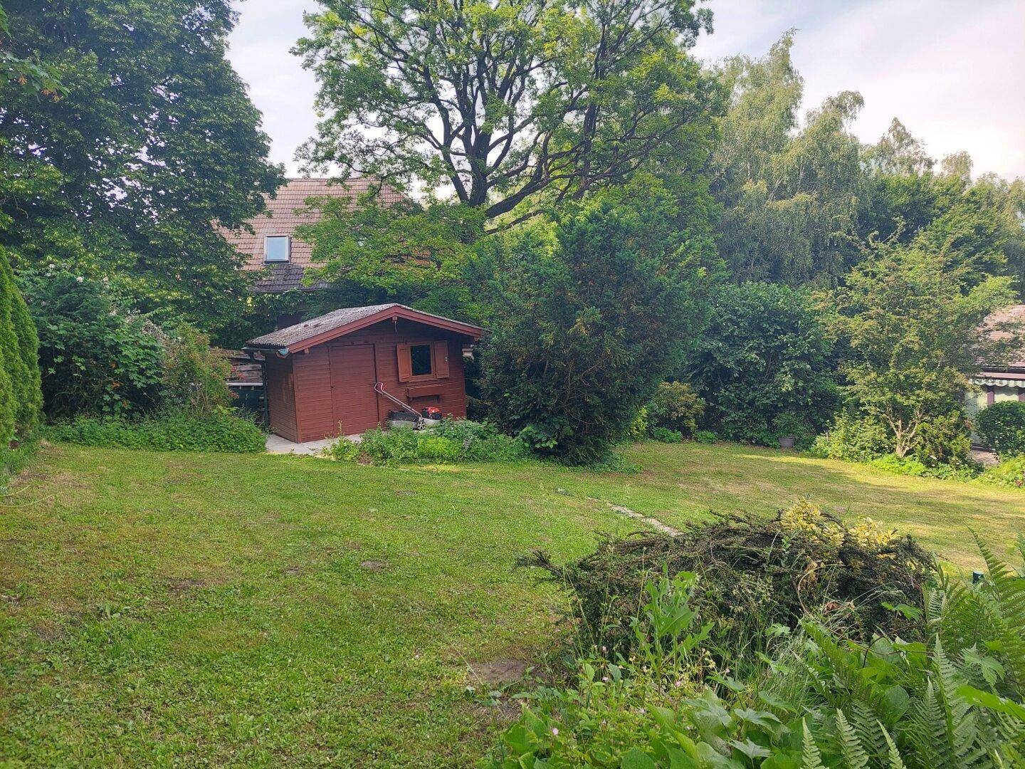 Garten mit Gartenhütte