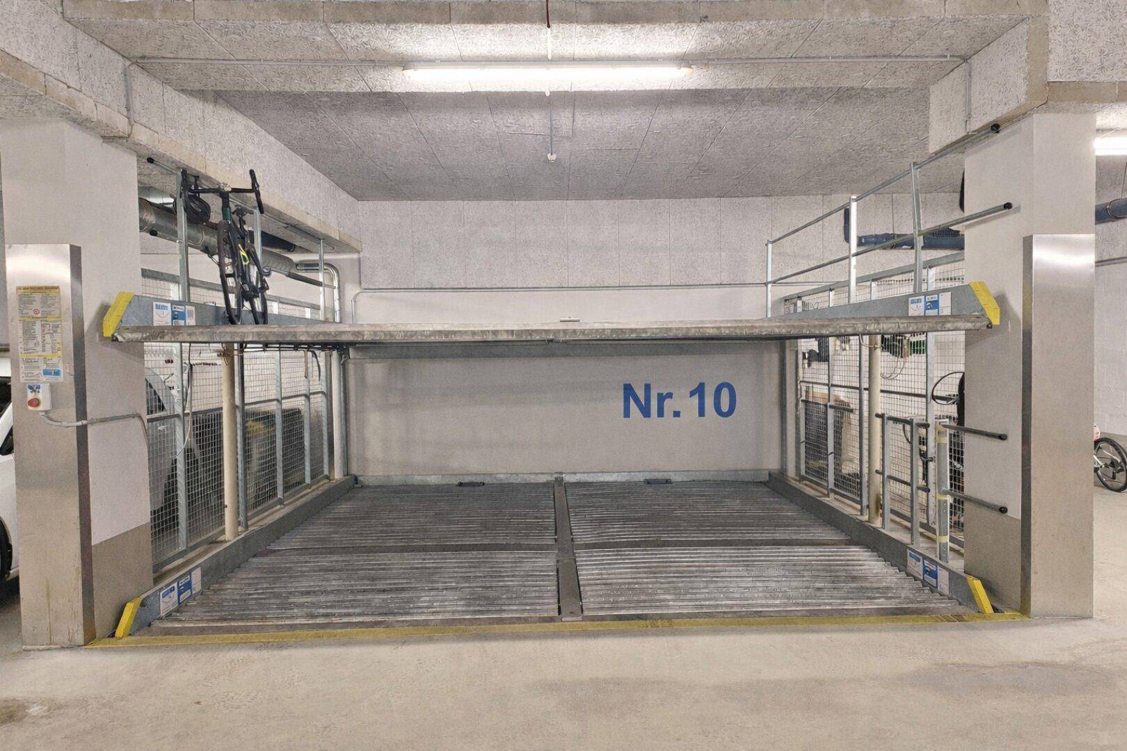 Tiefgaragenstellplatz mit Doppelparker-System für zwei Fahrzeuge und Fahrradabstellmöglichkeit.