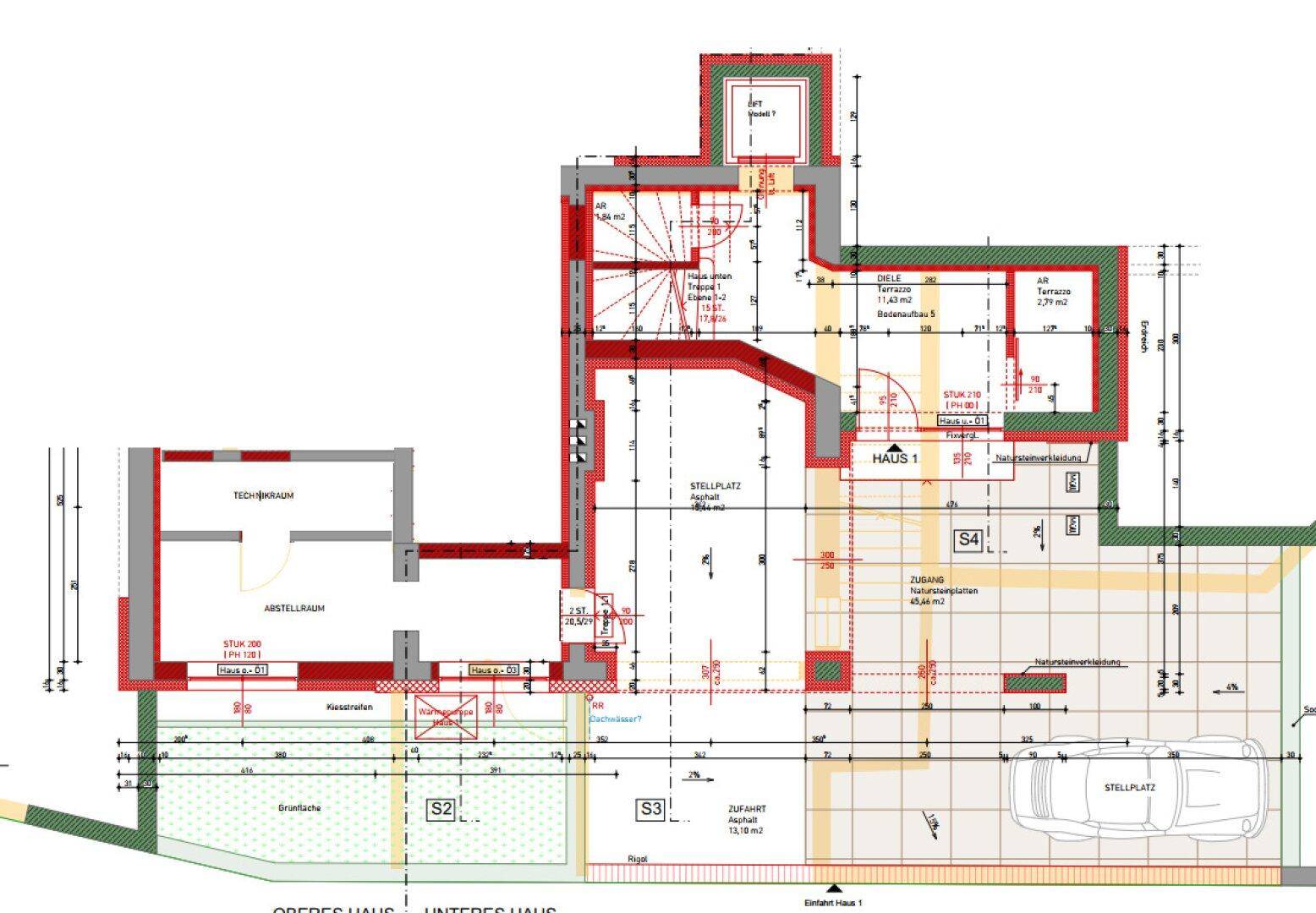 Detaillierter Grundriss mit Treppenhaus, Stellplatz und verschiedenen Funktionsbereichen.
