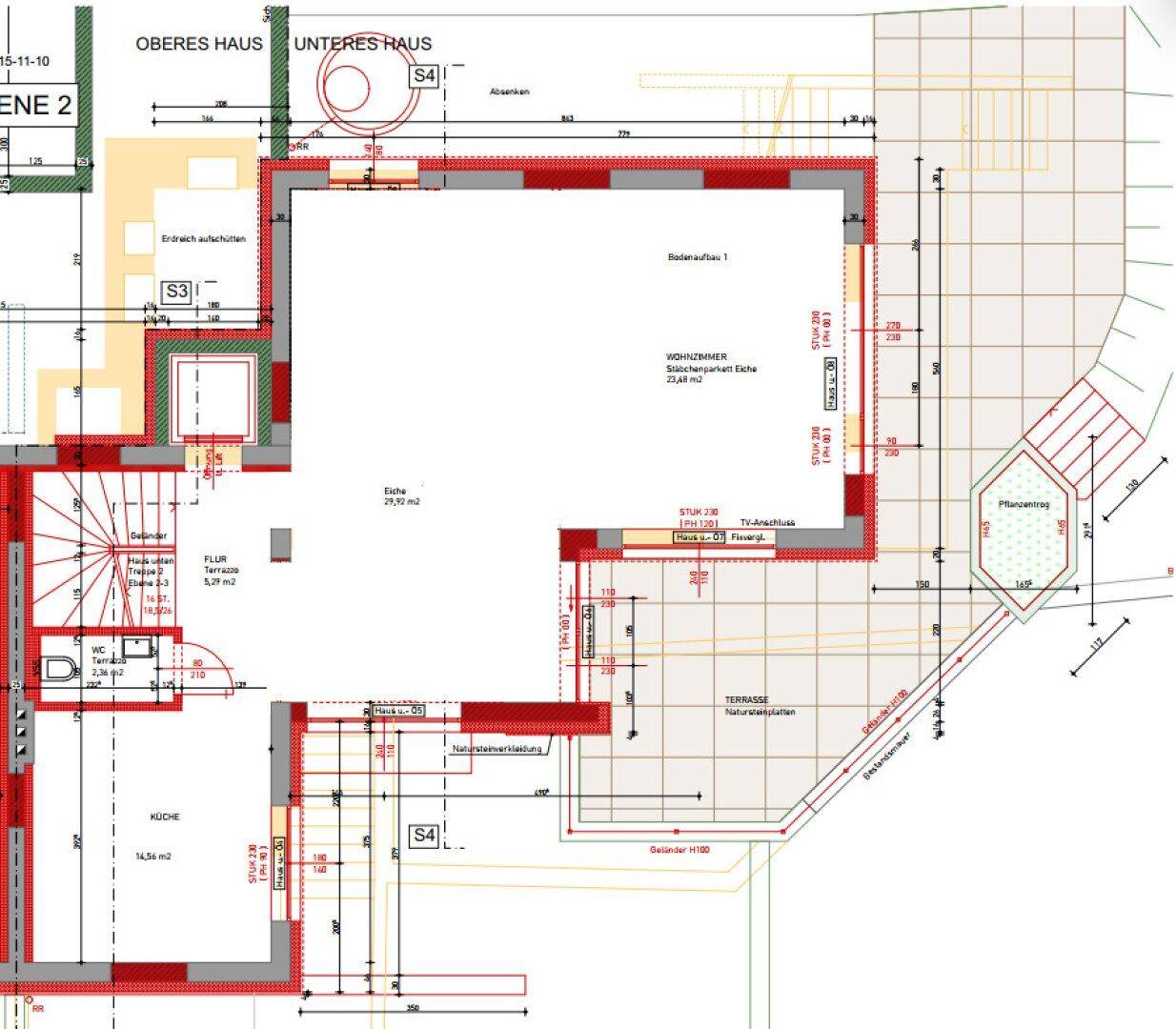 Grundriss mit Wohnzimmer, Küche, Terrasse und Treppenhaus, zeigt die Raumaufteilung.