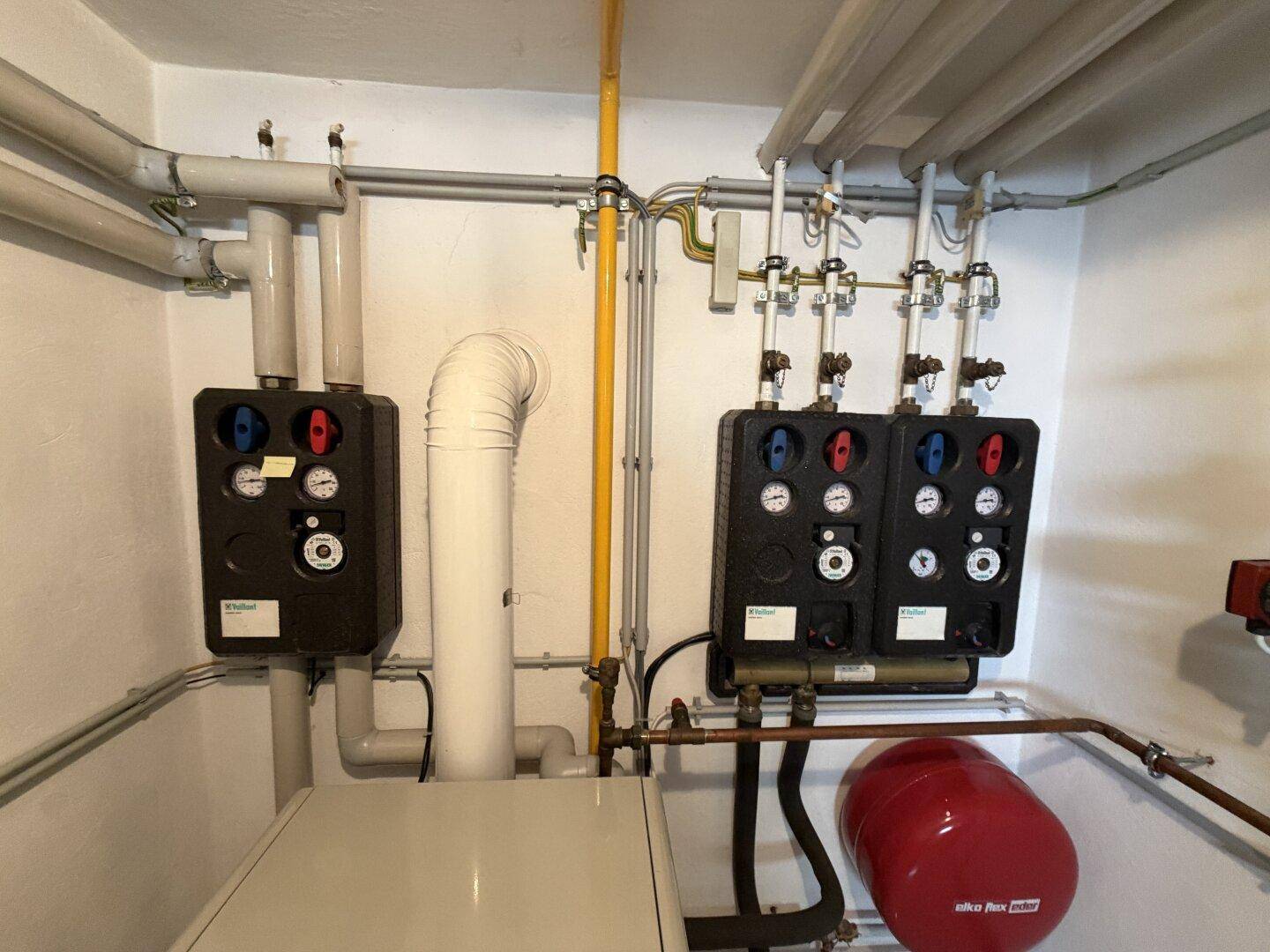 Detailansicht der Heizungsverteilung und Rohrsysteme im Keller.