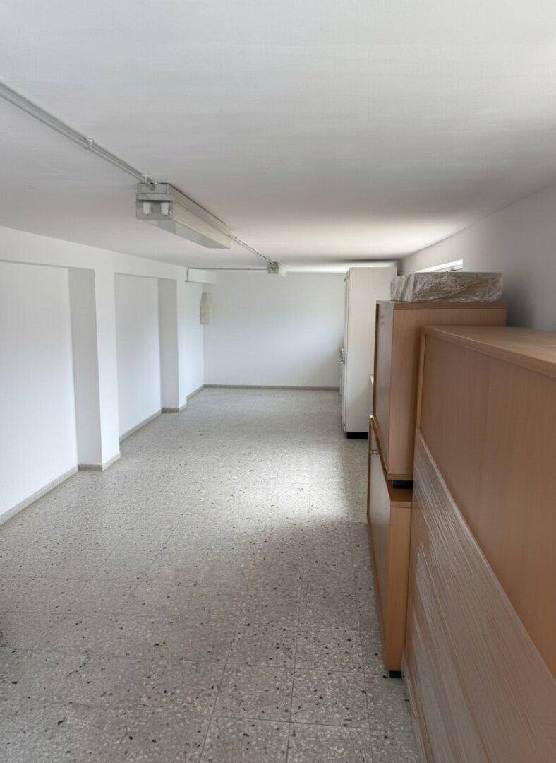 Geräumiger, leerer Raum mit weißen Wänden und Betonboden, ideal als Lager oder Hobbyraum im Keller.