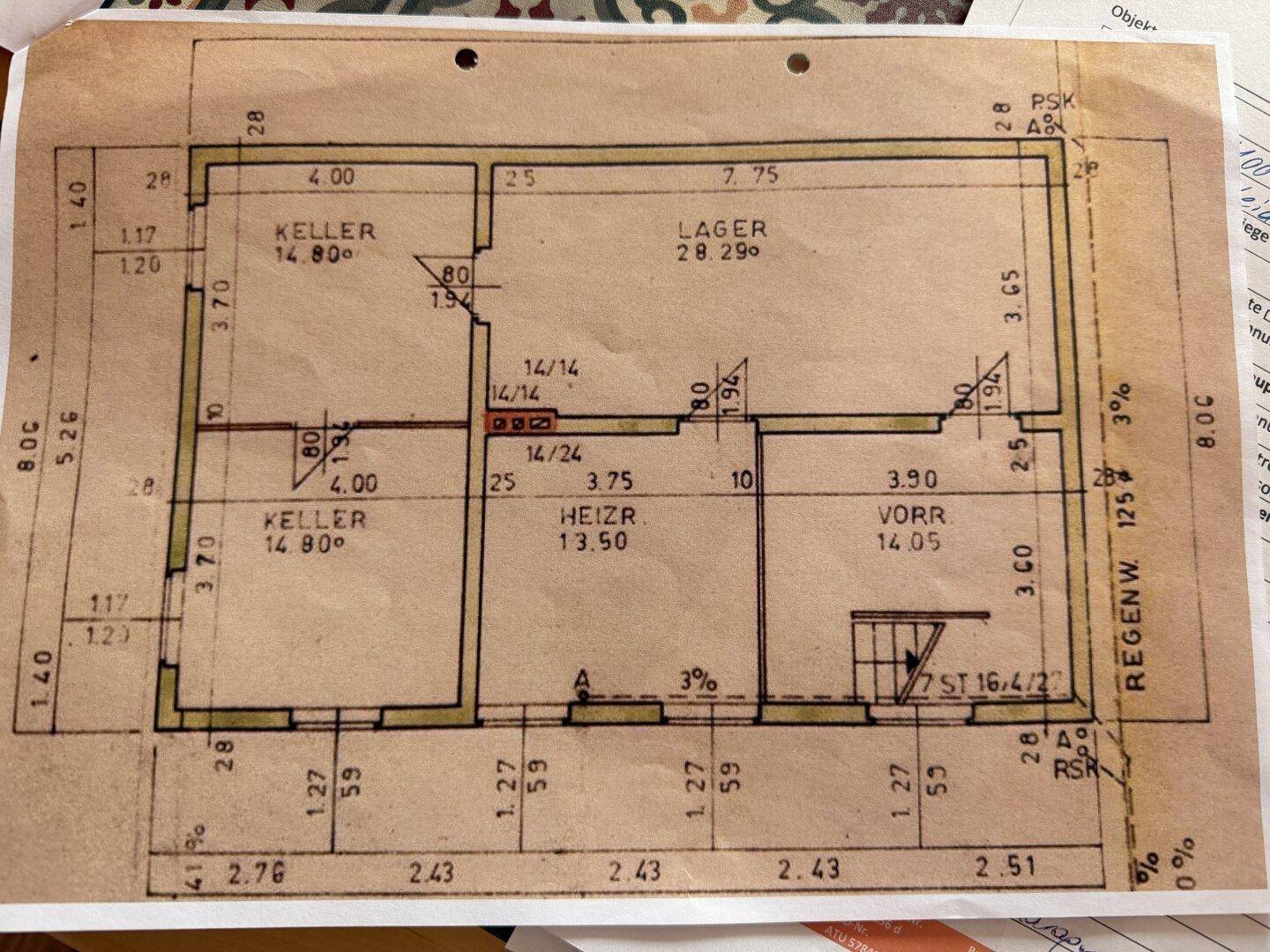 Handgezeichneter Grundriss des Kellergeschosses mit Lager-, Heiz- und Vorratsräumen.
