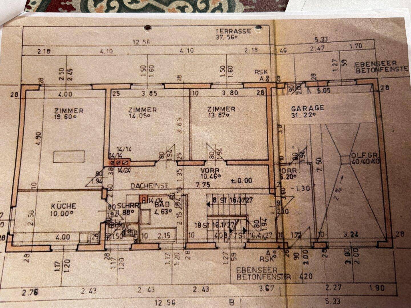 Handgezeichneter Grundriss des Erdgeschosses mit Zimmern, Küche, Bad, Vorratsraum und Garage.