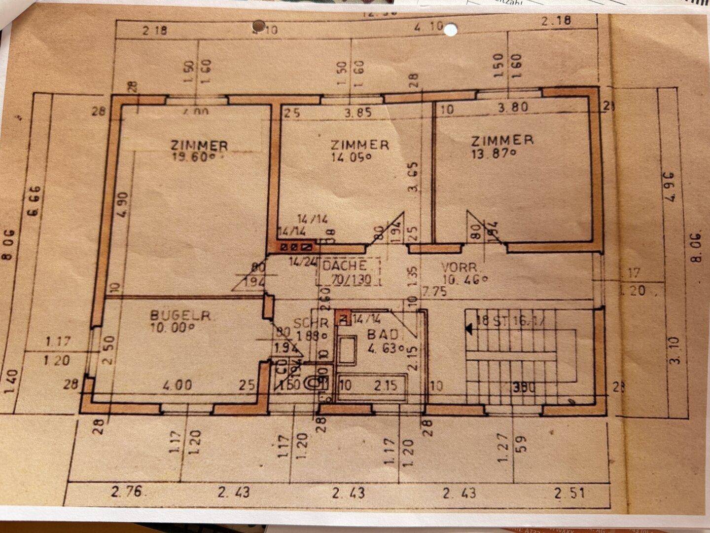Handgezeichneter Grundriss mit mehreren Zimmern, Küche, Bad und einem separaten Bügelraum.