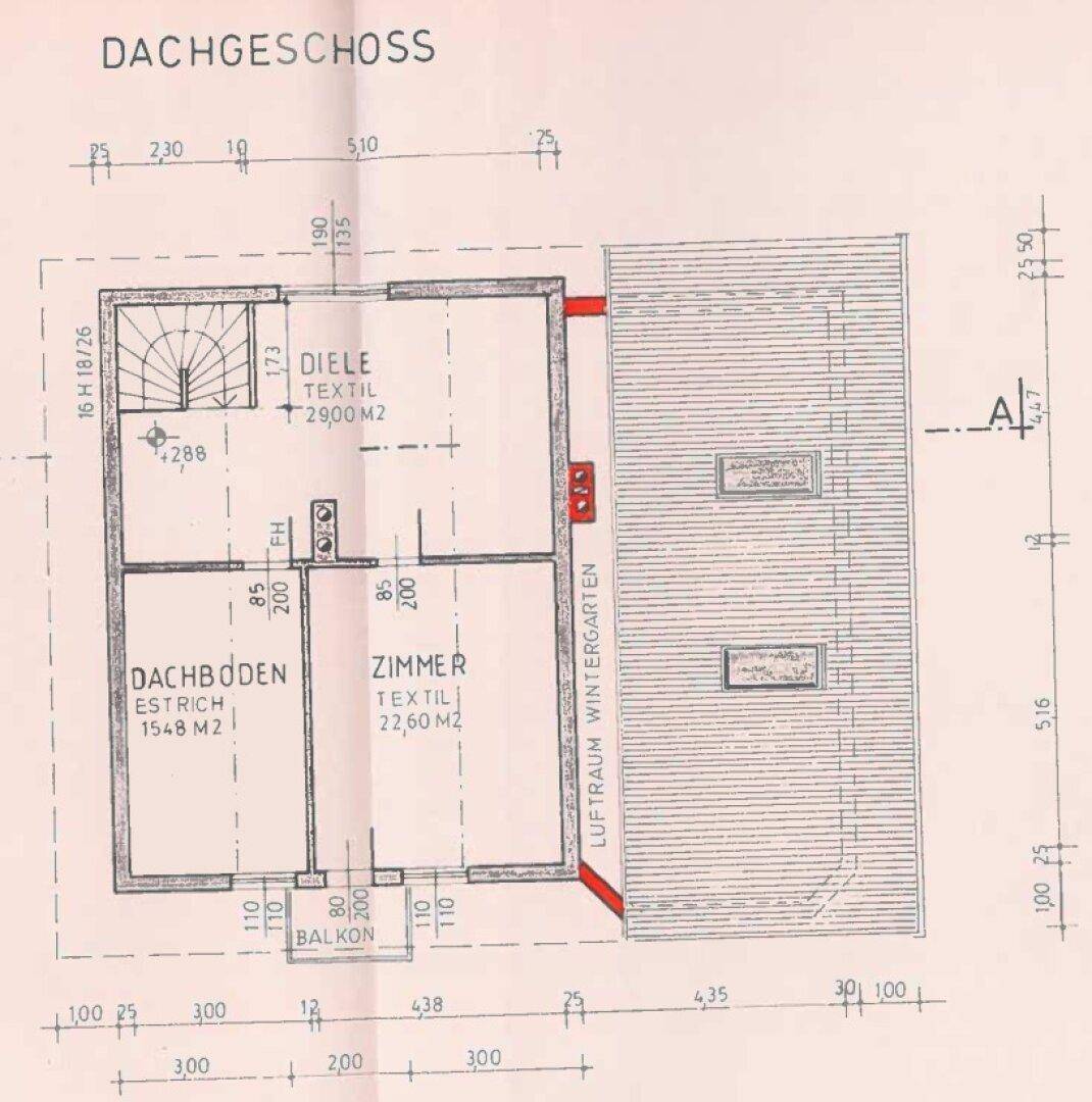 Grundriss des Dachgeschosses mit Diele, Dachboden, einem Zimmer, Balkon und Luftraum über dem Wintergarten.