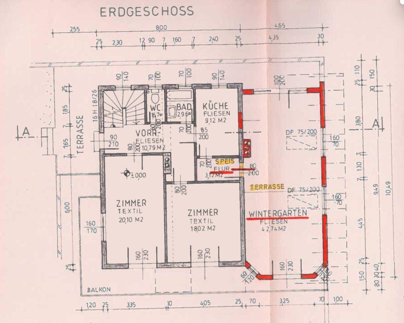 Grundriss des Erdgeschosses mit Küche, Bad, WC, zwei Zimmern, Speisekammer, Terrasse, Wintergarten und Balkon.