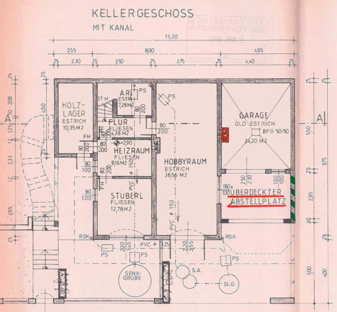 Grundriss des Kellergeschosses mit Holz-Lager, Heizraum, Hobbyraum, Stüberl, Garage und überdachtem Abstellplatz.
