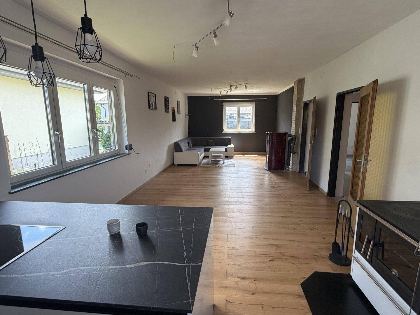 Bungalow mit ca. 97m², innen alles neu, Vollkeller, Dachboden ausbaubar, Carport, großer Garten - Widok 2