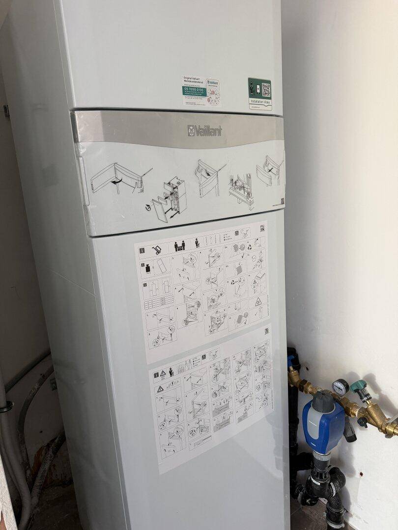 Moderne Vaillant Heizungsanlage in einem Technikraum, bereit für den Betrieb des Hauses.
