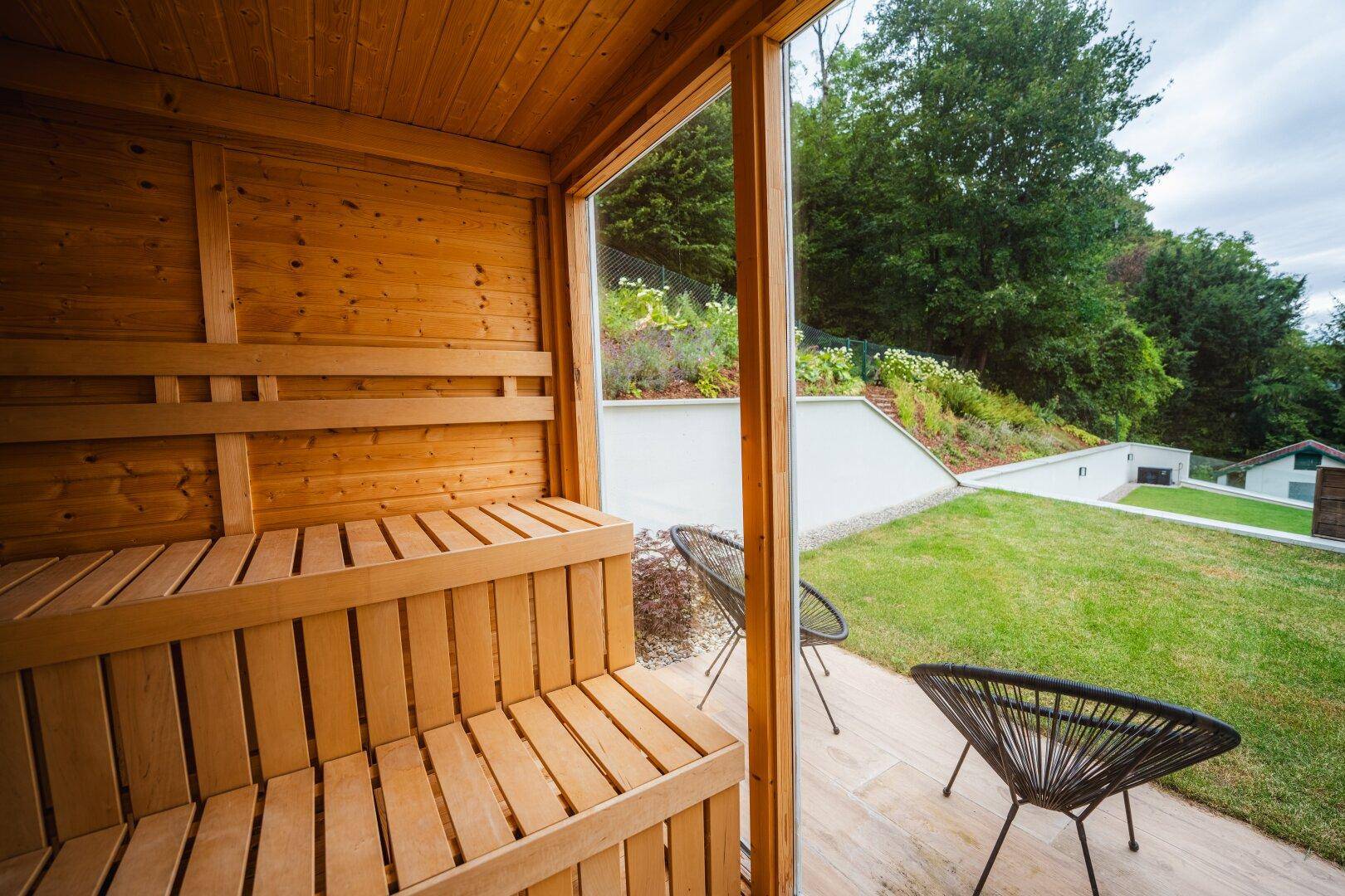 Gemütliche Holzsauna mit Blick ins Grüne und direktem Zugang zum Außenbereich.