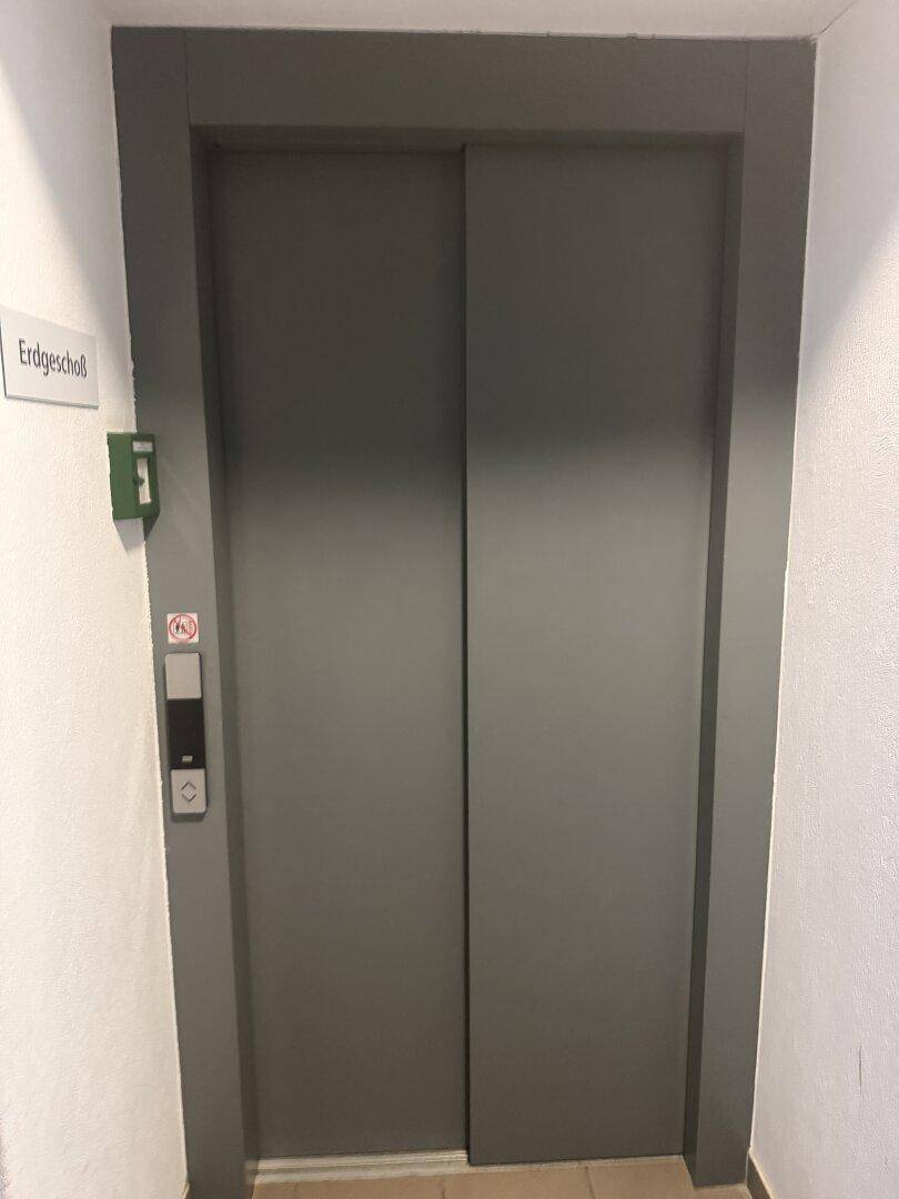 Moderner Aufzug im Flur des Gebäudes, der alle Etagen barrierefrei verbindet.