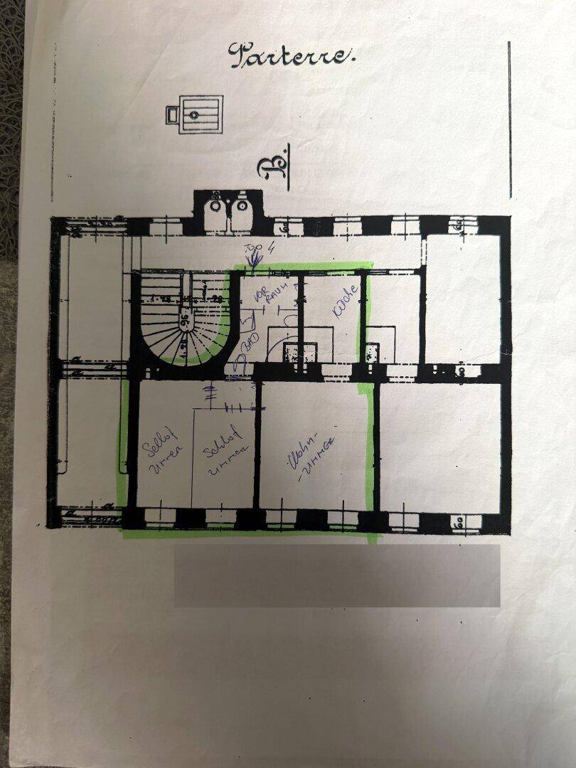 Historischer Grundriss des Erdgeschosses mit handschriftlichen Raumbezeichnungen und Treppenhaus.