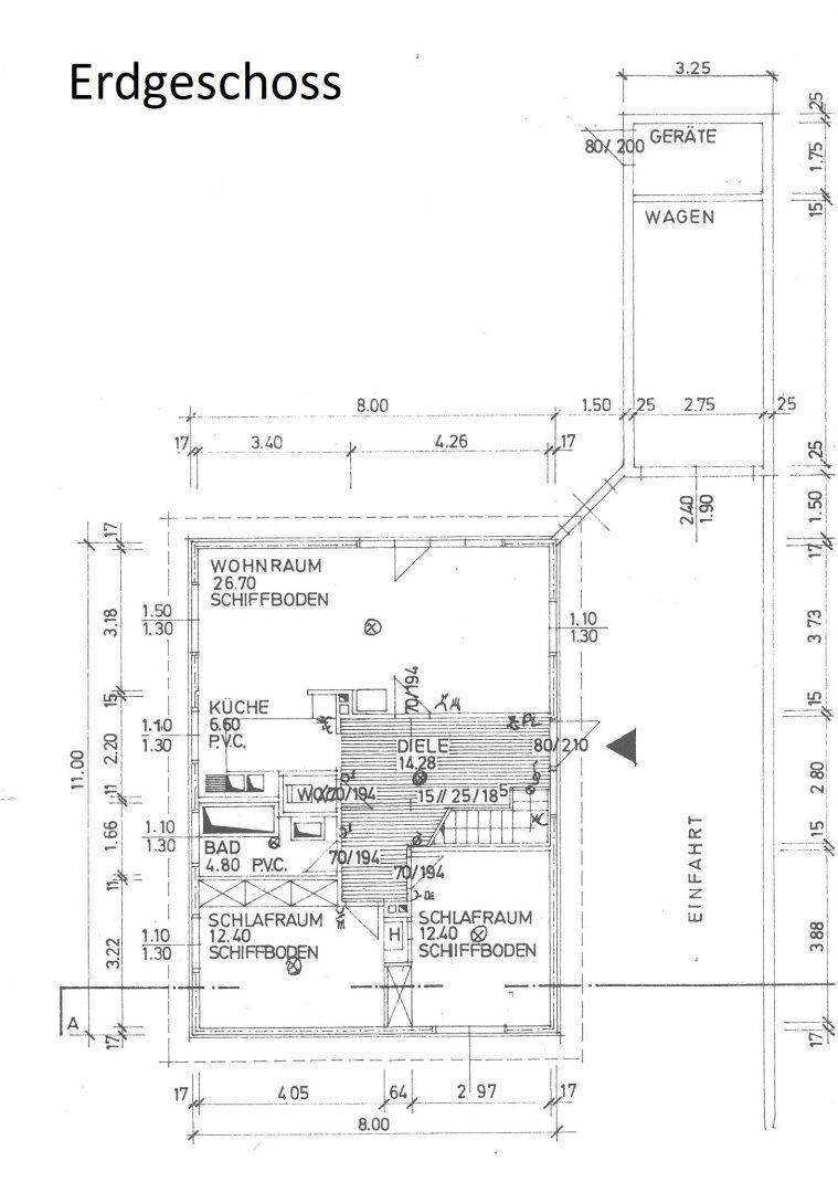 Grundriss des Erdgeschosses mit Wohnraum, Küche, Bad, zwei Schlafzimmern und Garage.