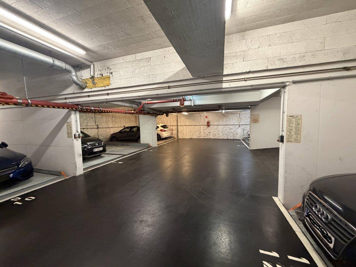 Geräumige Tiefgarage mit ausreichend Platz für Fahrzeuge.