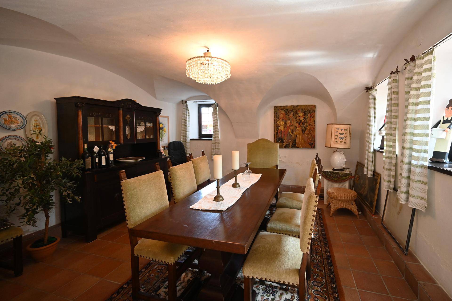 Eleganter Essbereich mit Gewölbedecken, großem Holztisch und traditionellen Möbeln.