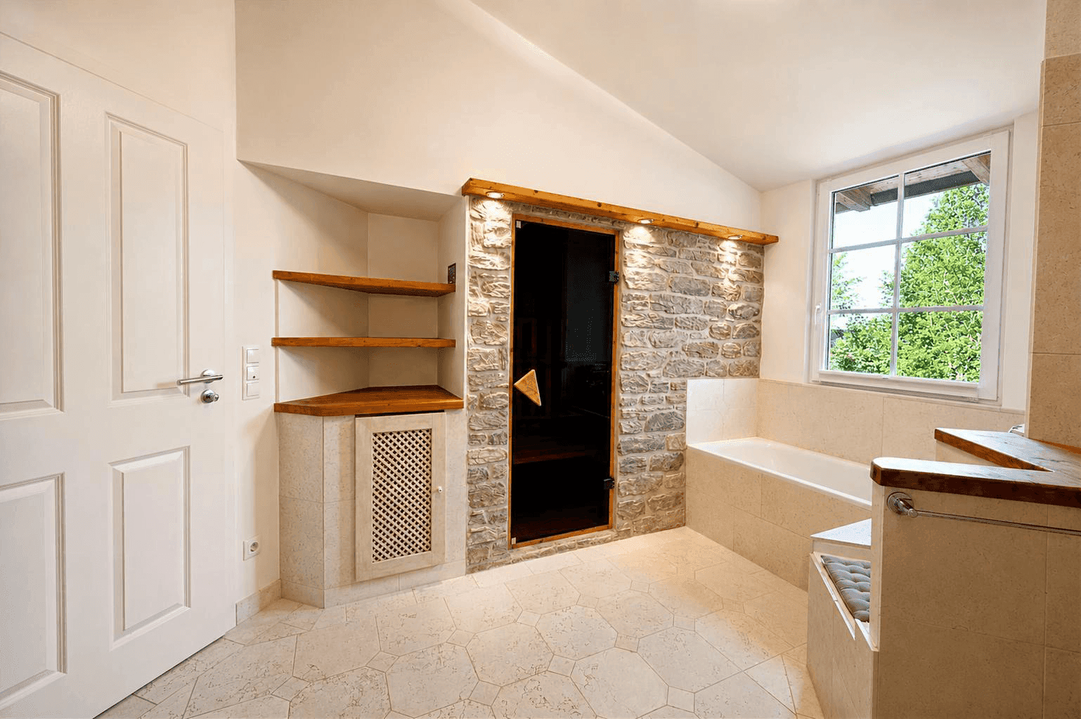 Elegantes Badezimmer mit integrierter Sauna, Badewanne und praktischen Holzregalen.