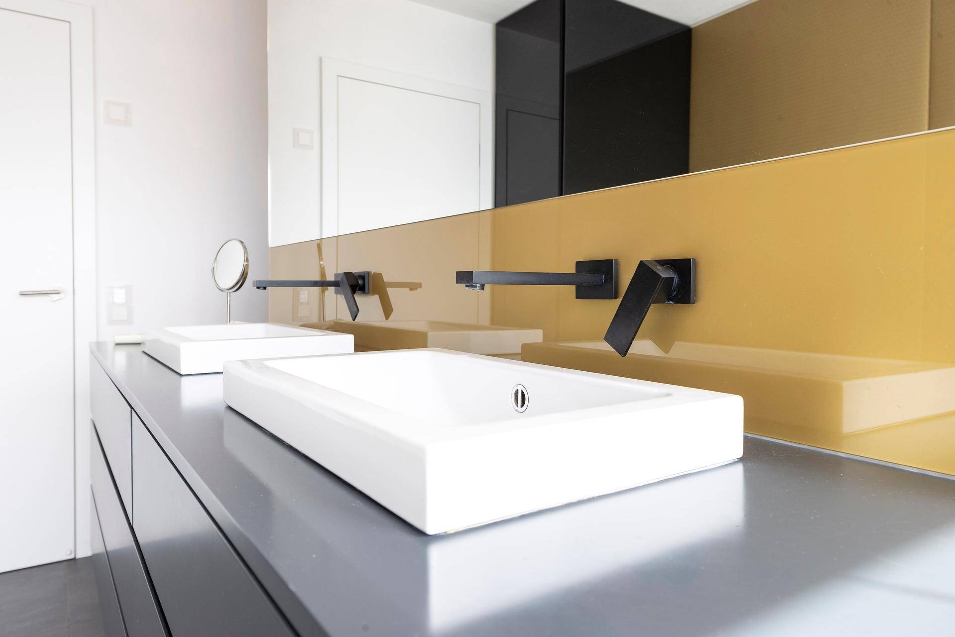 Elegantes Badezimmer mit zwei Aufsatzwaschbecken und modernen Armaturen.