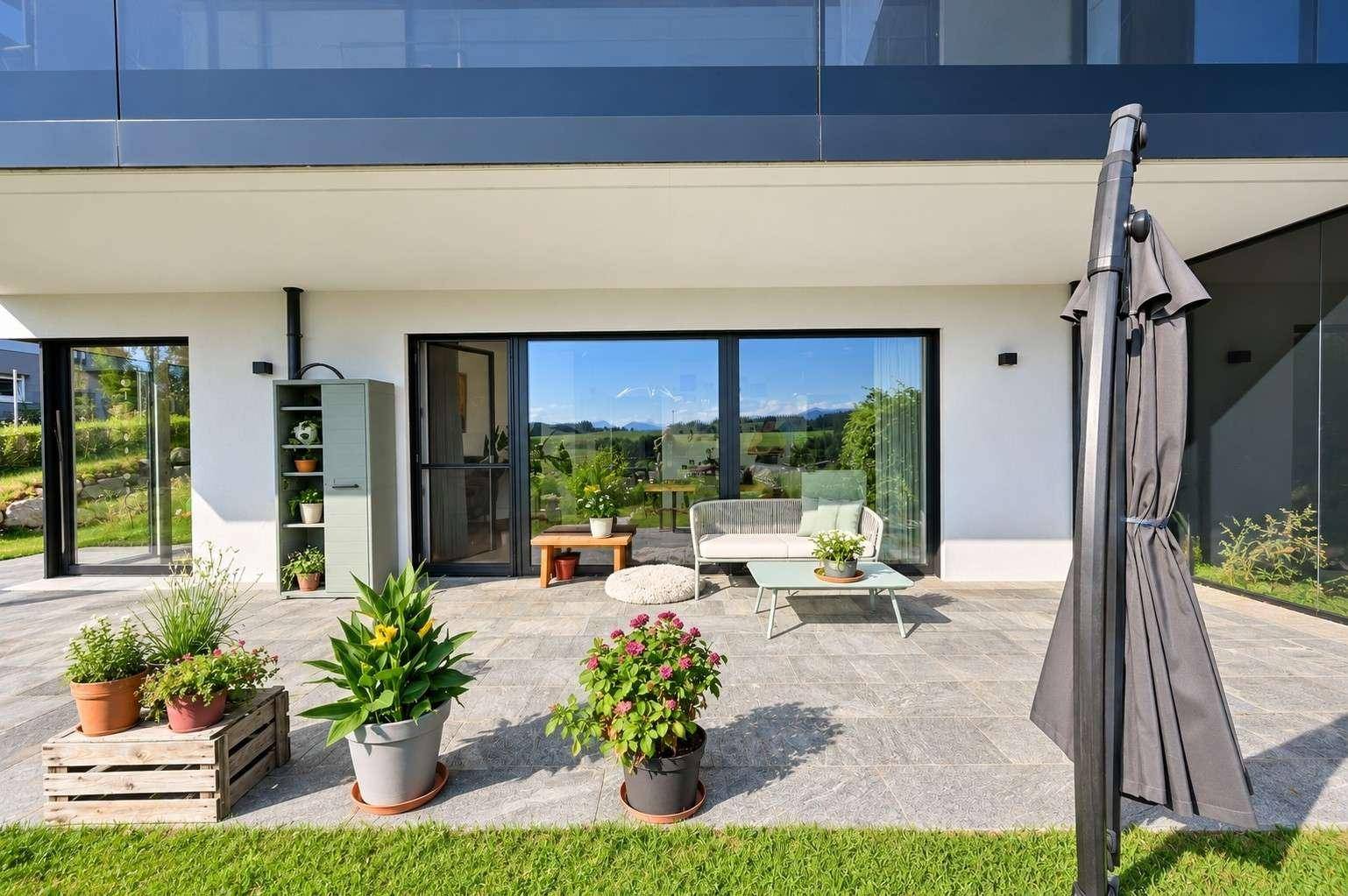 Geräumige Terrasse mit Sitzgelegenheiten und Pflanzen, die zum Entspannen im Freien einlädt.