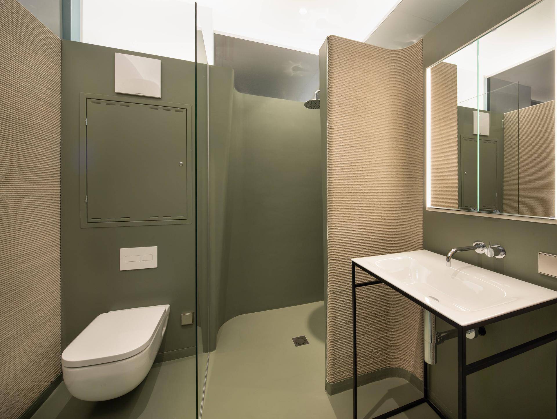 Modernes Badezimmer mit begehbarer Dusche, Wand-WC und stilvollem Waschtisch.