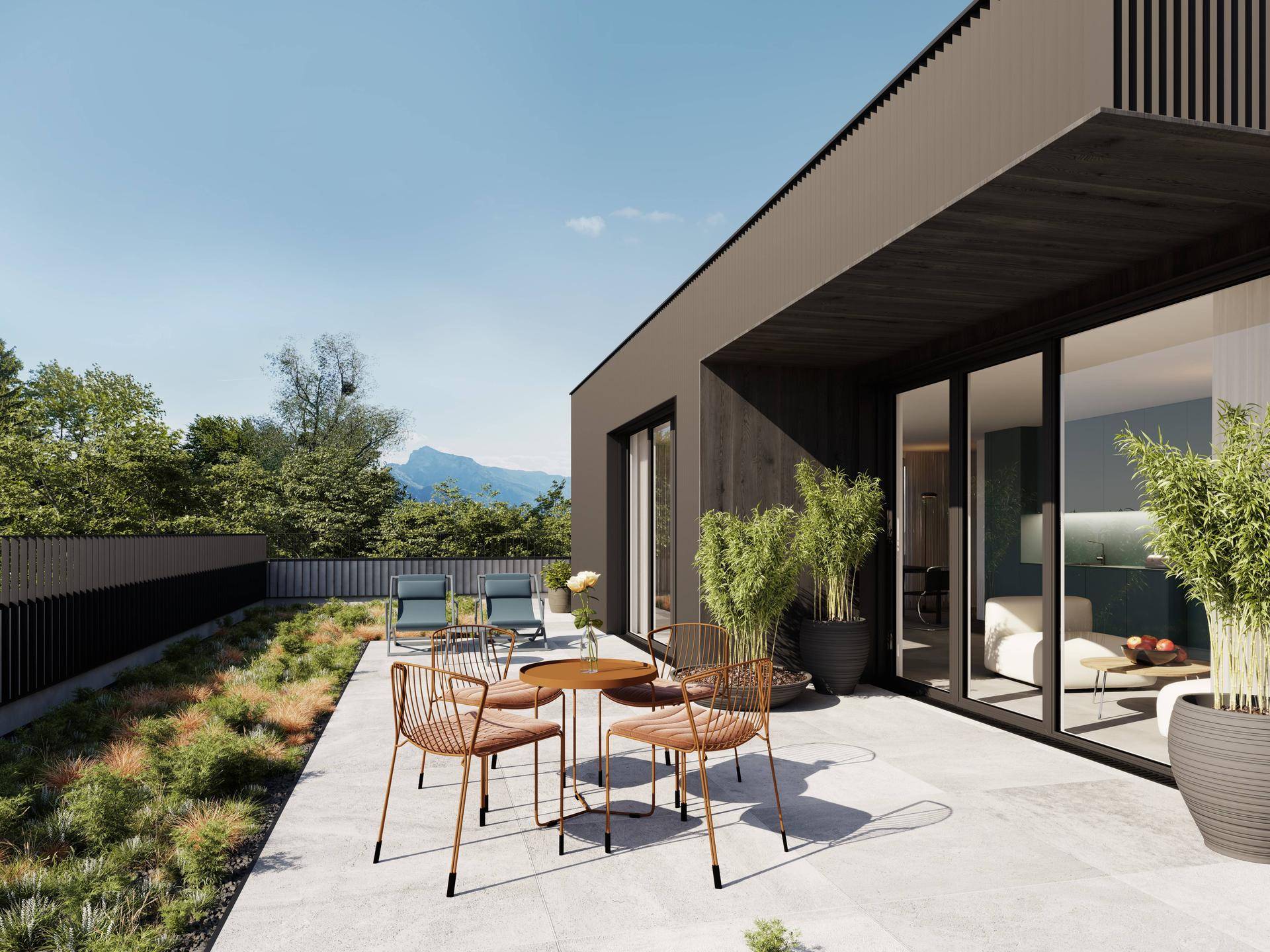 Großzügige Terrasse mit modernen Gartenmöbeln und weitem Blick auf die umliegende Berglandschaft.
